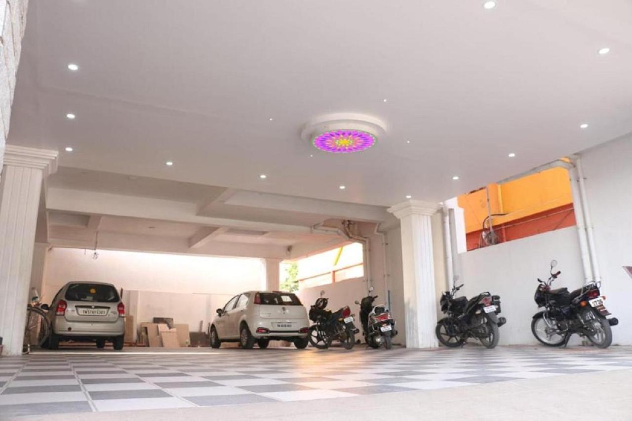 Saravanas Lodge Tiruchchendur Exterior photo