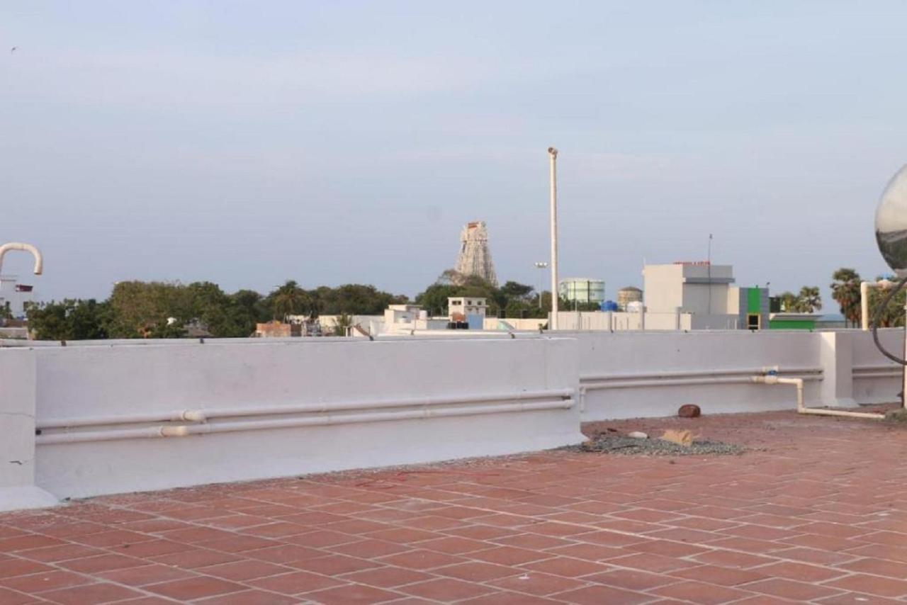 Saravanas Lodge Tiruchchendur Exterior photo