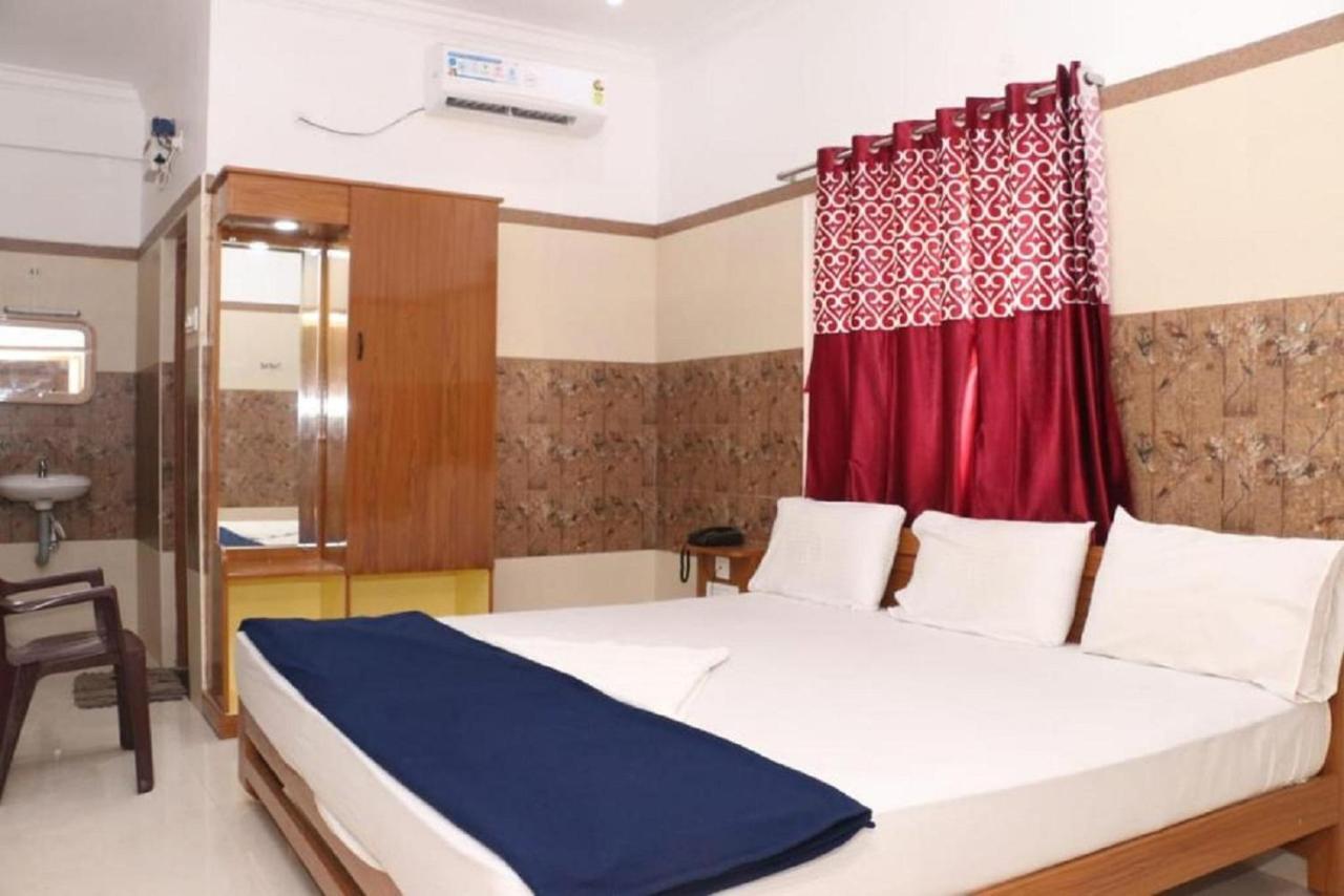 Saravanas Lodge Tiruchchendur Exterior photo