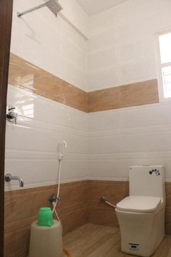 Saravanas Lodge Tiruchchendur Exterior photo